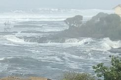 Gelombang Tinggi Terjang Pantai Selatan Jabar, Nelayan Dilarang Melaut