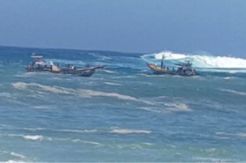 2 Perahu Nelayan di Pantai Tambak Blitar Dihantam Ombak 7 Meter