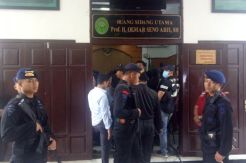 Puluhan Brimob Bersenjata Lengkap Kawal Sidang Vonis Pembubaran JAD