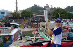 Olivia Zalianty Bawa Obor Asian Games 2018 di Danau Toba