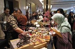 Selama Agustus, Plaza...