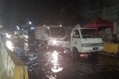 Pipa PAM Bocor, Ruas Jalan di Depan Stasiun Tanah Abang Banjir