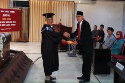 Dari Tukang Sapu PN Surabaya, Soedi Raih Gelar Doktor