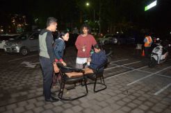 Khawatir Gempa Susulan, Warga Gelar Tikar di Lapangan Terbuka
