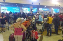 Warga dan Wisatawan dari Lombok Padati Bandara Juanda