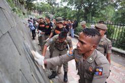 Empat Pencoret Pedestrian Kebun Raya Bogor Dihukum Bersih-bersih