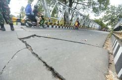 Jembatan Penghubung Retak, Warga Lombok Utara Panik