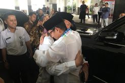 Hari Terakhir Jadi Wakil Gubernur, Sandiaga Mencium Mobil Dinasnya