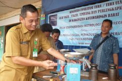 Petugas Disperindagkop UKM Kobar Tera Ulang Timbangan Pedagang Pasar Karang Mulya
