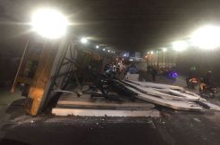 Truk Terguling di Underpass Cawang, Dua Mobil Ringsek Tertimpa