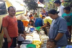 Kekeringan, Warga Cirebon Serbu Pembagian Air Bersih