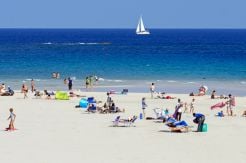 Curi Pasir Pantai Sardinia, Turis Inggris di Denda Rp17 Juta