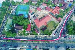 Bendera Merah Putih Sepanjang 240 Meter Diarak Keliling Kota Bungo