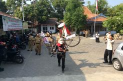 HUT Kemerdekaan RI, Warga Kendal Jalan Kaki Panggul Sepeda ke Jakarta