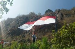 Keren! Merah Putih Dikibarkan di Gunung Batu Lembang