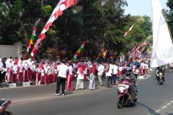 Sambut Obor Asian Games 2018, Pelajar dan Warga Padati Jalan Raya Ragunan