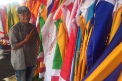 Sebulan Jualan Bendera di Pangkalan Bun, Pedagang Asal Garut Raih Omzet Rp150 Juta