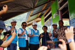 Dukung Pengentasan Kemiskinan, PLN Peduli Elektrifikasi 100 Rumah di Sulut