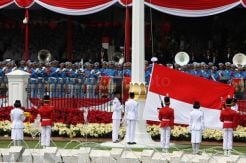 Tim Bangsa Bertugas dalam Upacara Penurunan Bendera