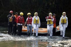 Warga Kota Depok Gelar Upacara Bendera di Aliran Kali Ciliwung