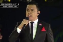 Tulus Menangis Nyanyikan...