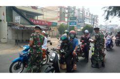Pontianak Diselimuti Kabut Asap, Kodam Tanjung Pura Bagikan 15 Ribu Masker