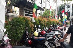 Pejalan Kaki Keluhkan Trotoar Depan Polsek Sawah Besar Jadi Parkir Liar