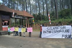 Menpar Datang, Warga Lembang Demo Kerusakan Hutan di Cikole