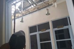 Atap Kantor dan Rumah Warga Diterjang Angin Kencang