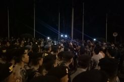 Paskhas dan Polisi Bubarkan Paksa Penghadang, Neno Tetap Bertahan di Bandara