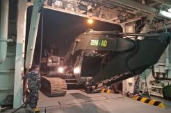 KRI Banjarmasin 592 Angkut Alat Berat Zeni TNI ke Lombok