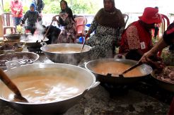 Ibu-Ibu Agam dan Bukit Tinggi Masak 1 Ton Rendang untuk Bantu Korban Gempa Lombok