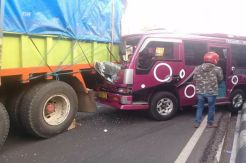 Tak Kuat Menanjak, Truk Hantam Satu Mobil dan Tiga Motor