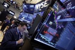 Wall Street Perpanjang Tren Penguatan, S & P dan Nasdaq Cetak Rekor