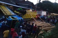 Truk Hantam Motor dan Truk, 2 Tewas, 2 Luka