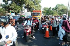 Ribuan Warga Karawang Antre untuk Dapatkan KTP