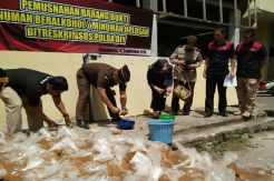 Ribuan Paket Miras Oplosan Khas Yogyakarta Dimusnahkan