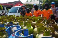 Asyik Nyuntik, 3 Pengoplos Gas Beromzet Ratusan Juta Dibekuk