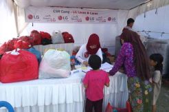 LG Beri Layanan Cuci Pakaian Gratis Bagi Pengungsi di Lombok Barat