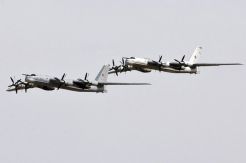 Jet F-22 AS Bayangi Pembom Tu-95 Rusia di Arktik