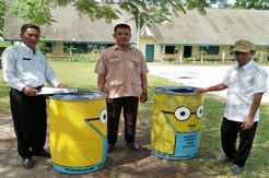 Camat di Simalungun Bagikan Tong Sampah ke Sekolah dan Fasum