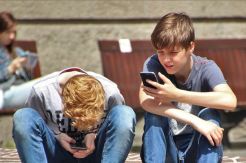 Jangan Beri Anak Anda Smartphone, Ini Dampak Buruknya Bagi Mereka