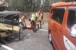 Truk Pembawa Gipsum Tabrak Kontainer, Kenek Tewas di Tempat