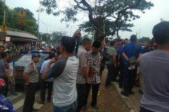 Didatangi Jimly Asshiddiqie, Agustinus Turun dari Baliho Pasar Rebo