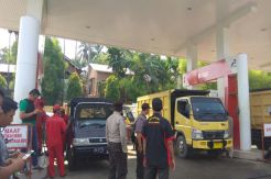 Didatangi Puluhan Polisi, Pelangsir BBM Subsidi di SPBU Berhamburan