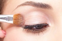 5 Tips Make Up untuk Pengguna Lensa Kontak