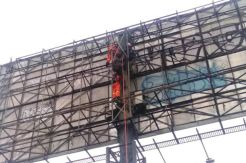 Sederet Aksi Agustinus Spiderman Memanjat Tower dan Baliho di Jakarta