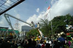 Tiga Pasangan di Yogya Ijab Kabul di Atas Crane Penerangan Jalan
