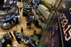 Wall Street Jatuh Usai Trump Terapkan Babak Baru Perang Tarif