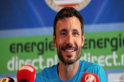 Hadapi Barcelona, Van Bommel Larang Pemainnya Minta Jersey Messi